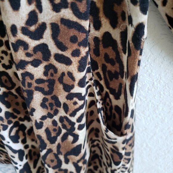 Chico's Woman's Size M (Chico Size 1) Cheetah Print Sweater Tunic Button Back - Picture 3 of 6